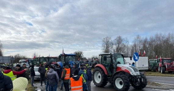 Rolnicy drugi dzień protestują w okolicach przejść granicznych z Ukrainą. Domagają się, żeby rząd dotrzymał słowa i ukraińskie zboże, które miało jechać przez Polskę tranzytem, rzeczywiście opuszczało kraj. W Hrebennem protest już się zakończył, na drodze dojazdowej do przejścia w Dorohusku wciąż trwa.   

 