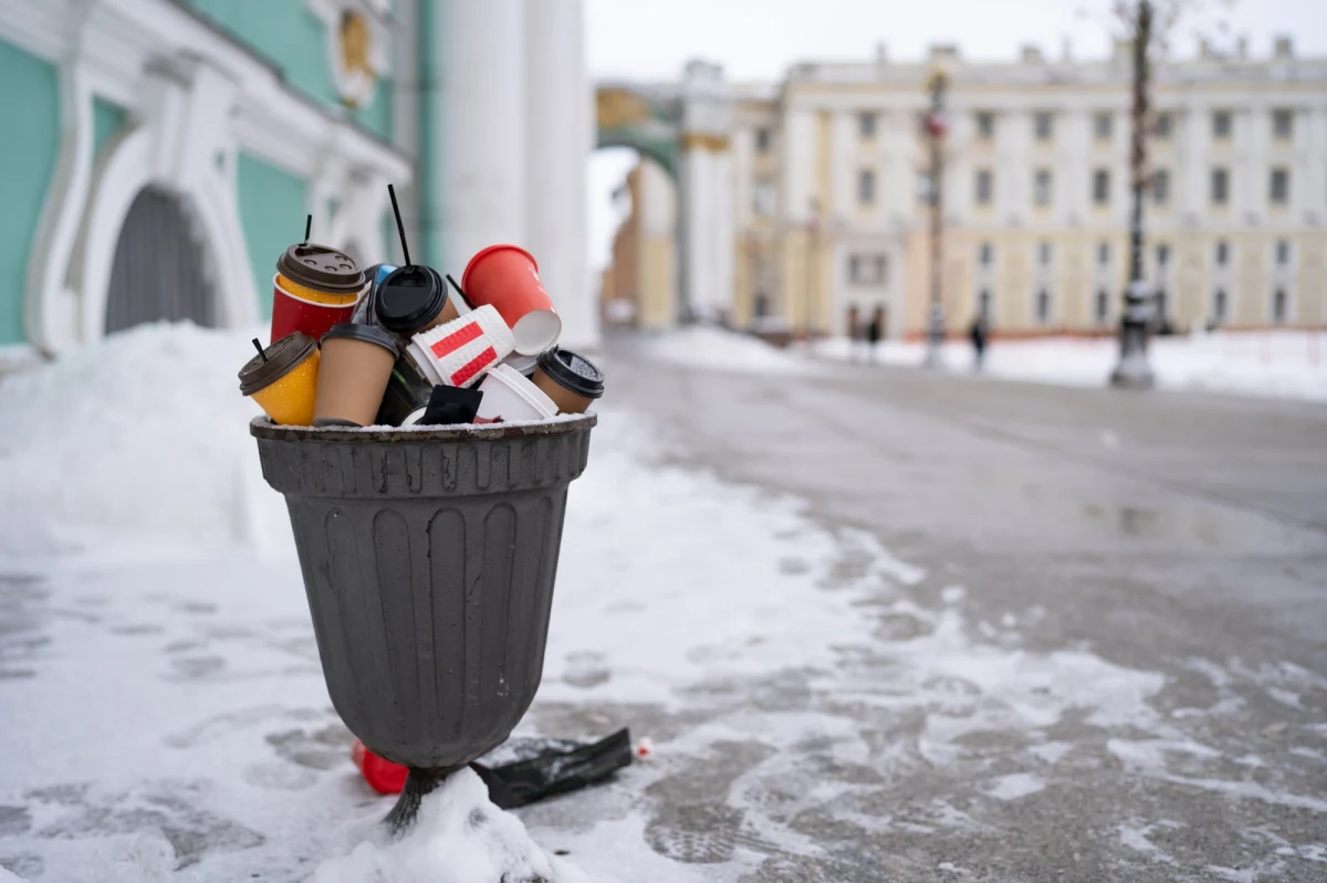 Ponad 90 pokryw od ulicznych śmietniczek miał ukraść 53-latek ze Szczecina. Metalowe pokrywy zniknęły m.in. z nowo oddanej po remoncie alei Jana Pawła II, tuż pod nosem policjantów z komisariatu Szczecin Niebuszewo. 