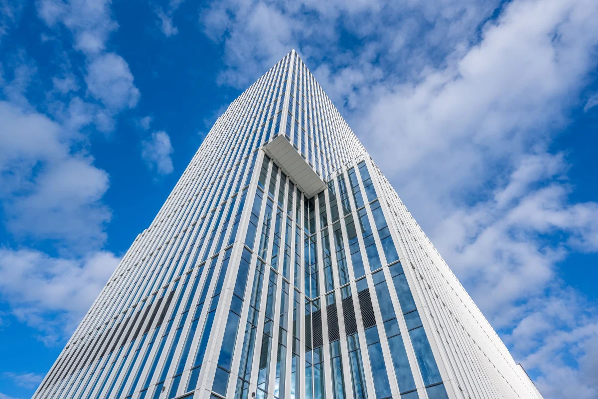 Najwyższy budynek biurowy w Łodzi można zobaczyć nie tylko w centrum miasta, ale także w popularnej grze Counter-Strike: Global Offensive. Hi Piotrkowska został zmapowany i przeniesiony wirtualnie w postaci 57 unikalnych tekstur.