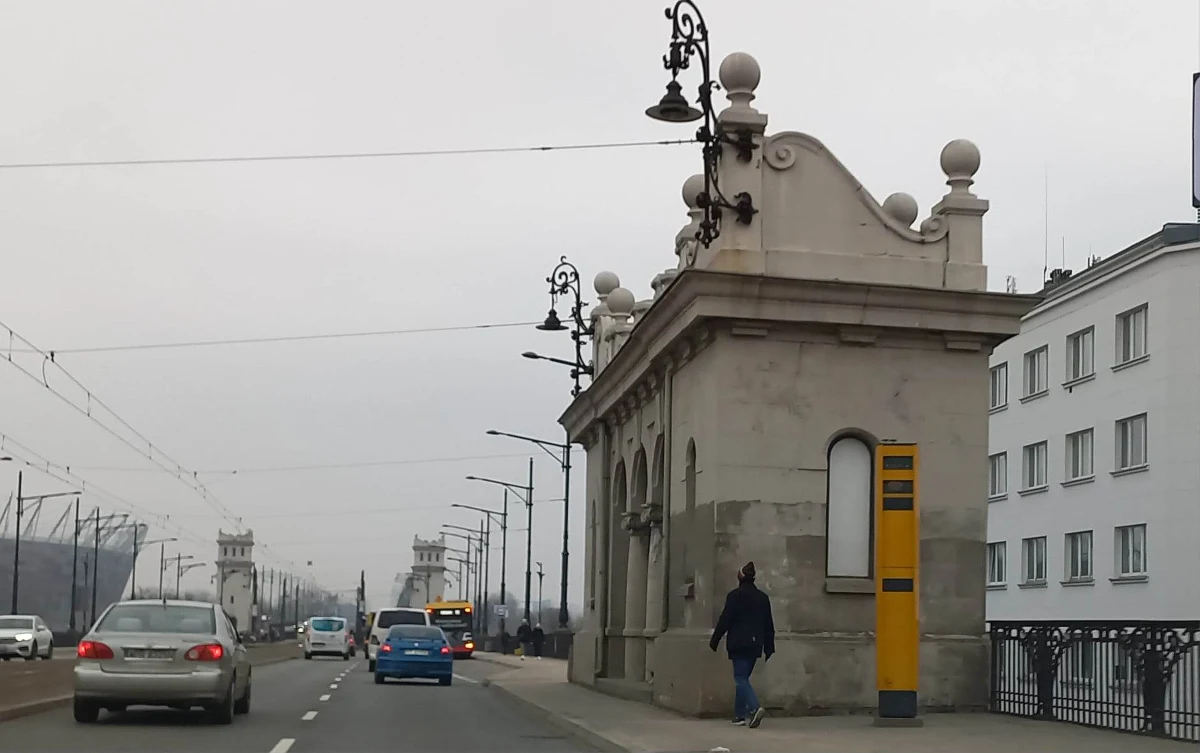 127,6 tys.  zdjęć zrobiły w ubiegłym roku warszawskie fotoradary - takie dane zaprezentowała Inspekcja Transportu Drogowego. W stolicy działa ponad 30 urządzeń do pomiaru prędkości. Najwięcej wykroczeń odnotowano na moście Poniatowskiego - to rekord na skalę całego kraju. 