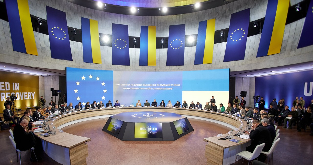 Ukraine in the European Union.  There is a green light.  The European Commission recommends starting talks