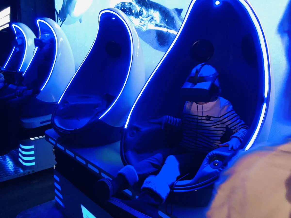 Nurkowanie z rekinami i wieloryby na wyciągnięcie ręki - to nowe połączenie zabawy i nauki w łódzkim Orientarium. Takie nadzwyczajne doznania są możliwe dzięki technologii VR. Aby zanurzyć się w głębinach oceanu, wystarczy zasiąść w specjalnej, ruchomej kapsule i założyć gogle wirtualnej rzeczywistości.