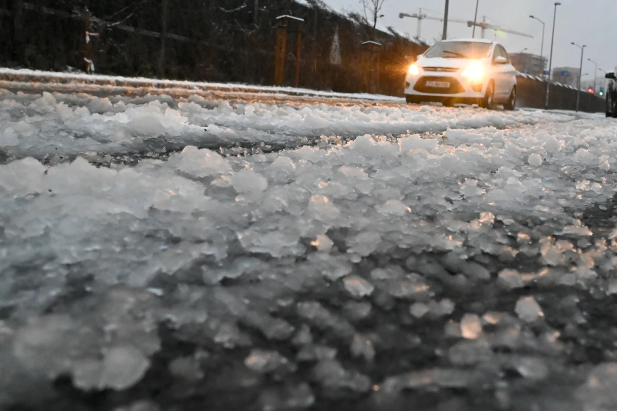 Atak zimy w Polsce. Dla dużej części kraju Instytut Meteorologii i Gospodarki Wodnej wydał ostrzeżenia przed śnieżycami i silnym wiatrem. Dla kierowców szczególnie niebezpieczna będzie noc – na wielu trasach mogą pojawić się oblodzenia. 