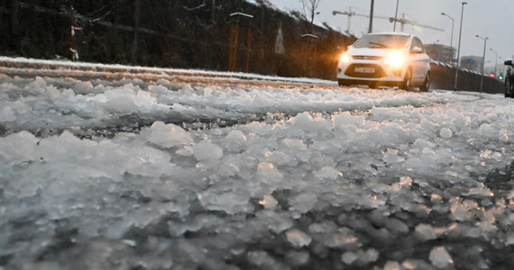 Atak zimy w Polsce. Dla dużej części kraju Instytut Meteorologii i Gospodarki Wodnej wydał ostrzeżenia przed śnieżycami i silnym wiatrem. Dla kierowców szczególnie niebezpieczna będzie noc – na wielu trasach mogą pojawić się oblodzenia. 