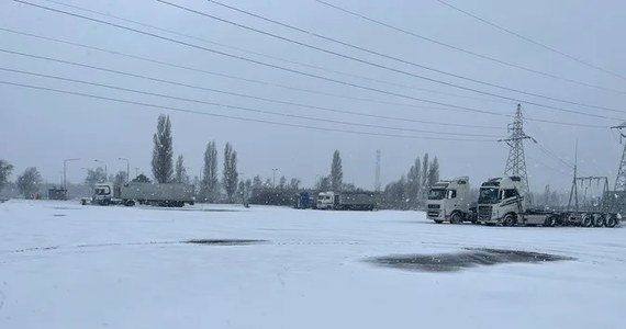 10 lutego przy rondzie na ul. Budowniczych Portu Gdańskiego uruchomiony zostanie nowy, dodatkowy parking dla ciężarówek. Ma on usprawnić załadunek węgla. W tym samym terminie z 70 do 50 km/h obniżona zostanie prędkość w tunelu pod Martwą Wisłą. Ograniczenie obowiązywać będzie między g. 5.00 a 22.00.

