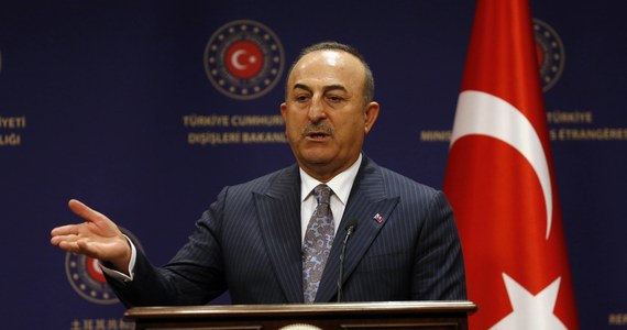 Zamknięcie konsulatów w Stambule przez niektóre państwa zachodnie wywołało gniewne reakcje władz w Ankarze. Minister spraw zagranicznych Turcji Mevlut Cavusoglu oskarzył Zachód o "celowe działania" i zapowiedział, że jego kraj "podejmie pewne dodatkowe kroki".