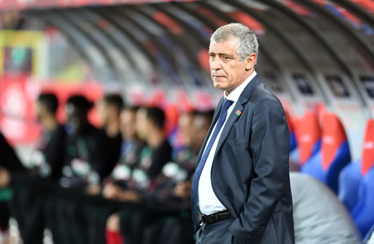 Fernando Santos po dwóch tygodniach pobytu w Portugalii wróci we wtorek do Warszawy. Wkrótce zakończą się rozmowy w sprawie sztabu nowego selekcjonera piłkarskiej reprezentacji Polski. W przyszłym tygodniu zapadnie też decyzja dotycząca lokalizacja meczu z Albanią. 