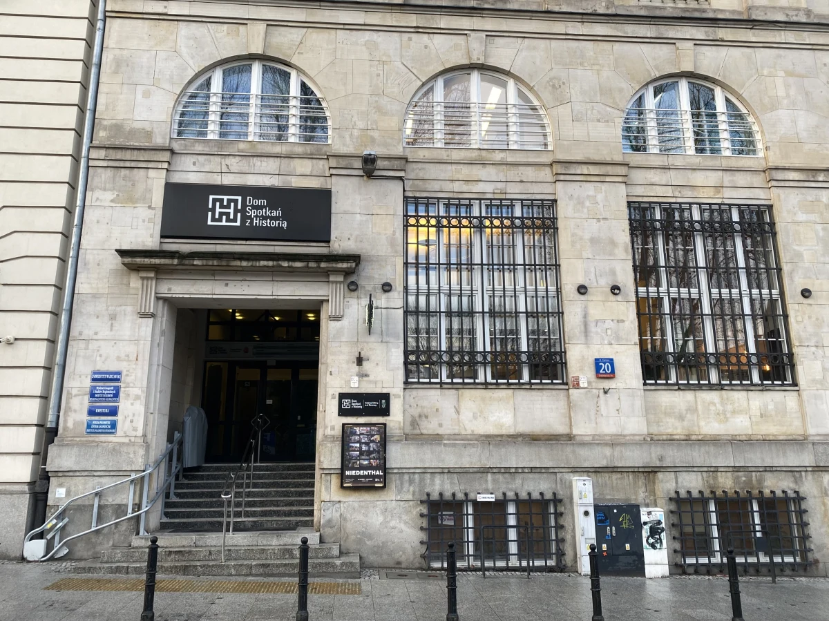 Byłeś nowy w Warszawie? Opowiedz nam swoją historię. Dom Spotkań z Historią realizuje projekt dokumentacyjny o migracjach do stolicy w latach 1945-2022 i szuka osób, które opowiedzą, dlaczego wybrały stolicę na miejsce do życia. Czy za decyzją stała miłość, kariera czy może przypadek. Swoją opowieścią może podzielić się każdy.