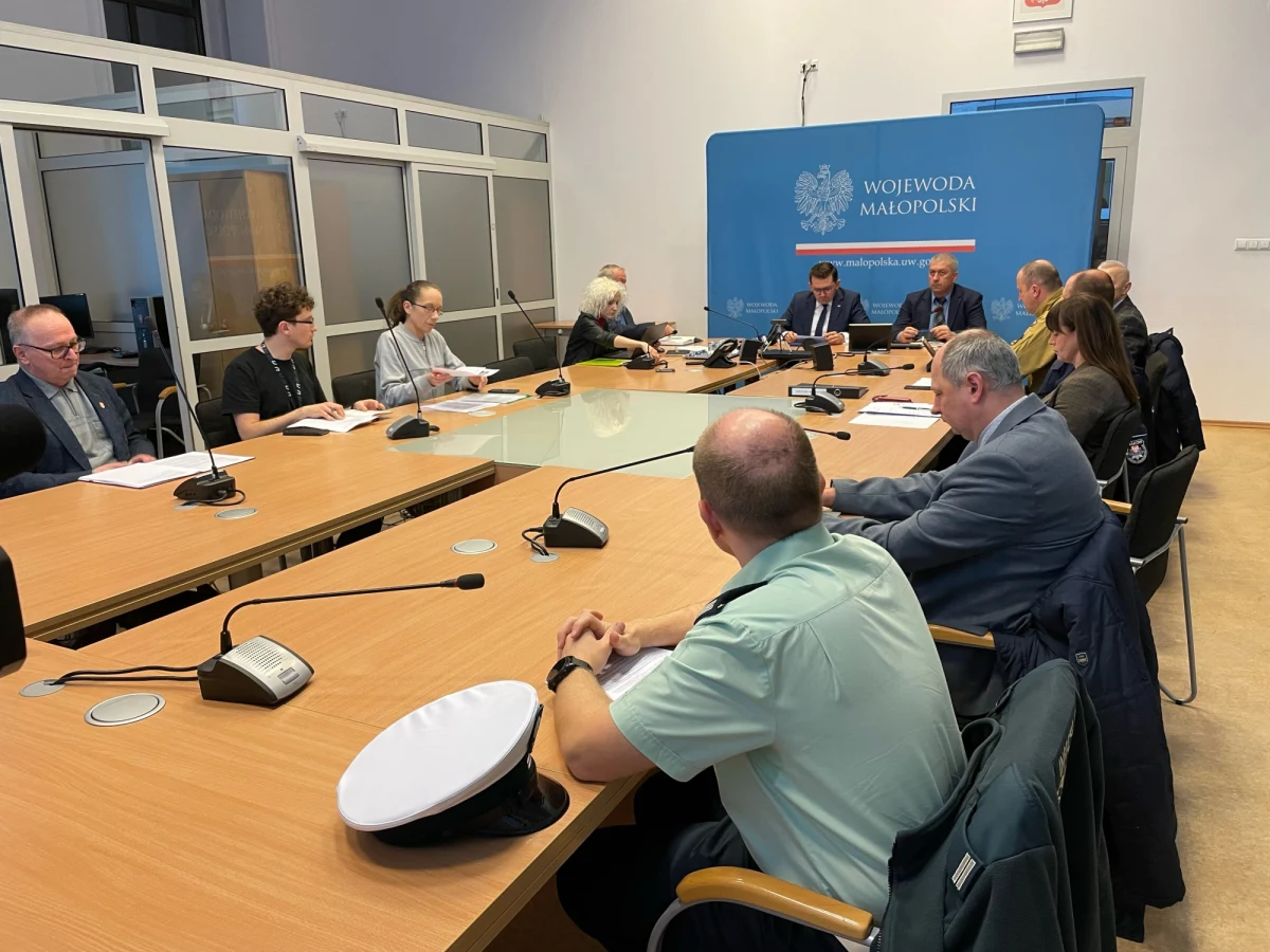 Według analiz synoptyków najbliższe godziny i dni przyniosą bardzo dynamiczną pogodę w Małopolsce. Wojewoda małopolski Łukasz Kmita zwołał dziś posiedzenie Wojewódzkiego Zespołu Zarządzania Kryzysowego. W spotkaniu uczestniczyli między innymi przedstawiciele wszystkich małopolskich służb odpowiedzialnych za bezpieczeństwo mieszkańców.