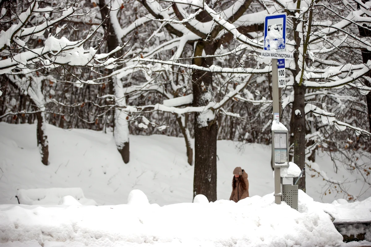 Bardzo trudne warunki panują na krakowskich drogach. W związku z intensywnymi opadami śniegu autobusy kursujące z Krakowa do ościennych gmin mają duże opóźnienia, a część z nich jeździ po skróconych trasach.