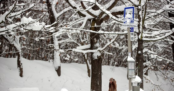 Bardzo trudne warunki panują na krakowskich drogach. W związku z intensywnymi opadami śniegu autobusy kursujące z Krakowa do ościennych gmin mają duże opóźnienia, a część z nich jeździ po skróconych trasach.