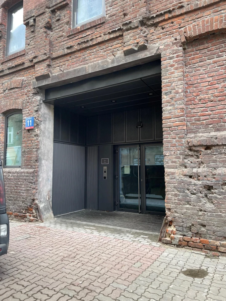 Zginęła kilkusetkilogramowa, zabytkowa brama związana z dziejami warszawskiego getta. Nie wiadomo, kiedy dokładnie i co się z nią stało. Mazowiecki konserwator zabytków zawiadomił policję po co najmniej dwóch latach. "Wolne żarty" - mówią mieszkańcy ulicy Waliców w Warszawie. "Takie są procedury. Ciężko od nas wymagać, żebyśmy stali przy każdym zabytku" - mówi RMF FM rzecznik Wojewódzkiego Konserwatora Zabytków Andrzej Mizera.