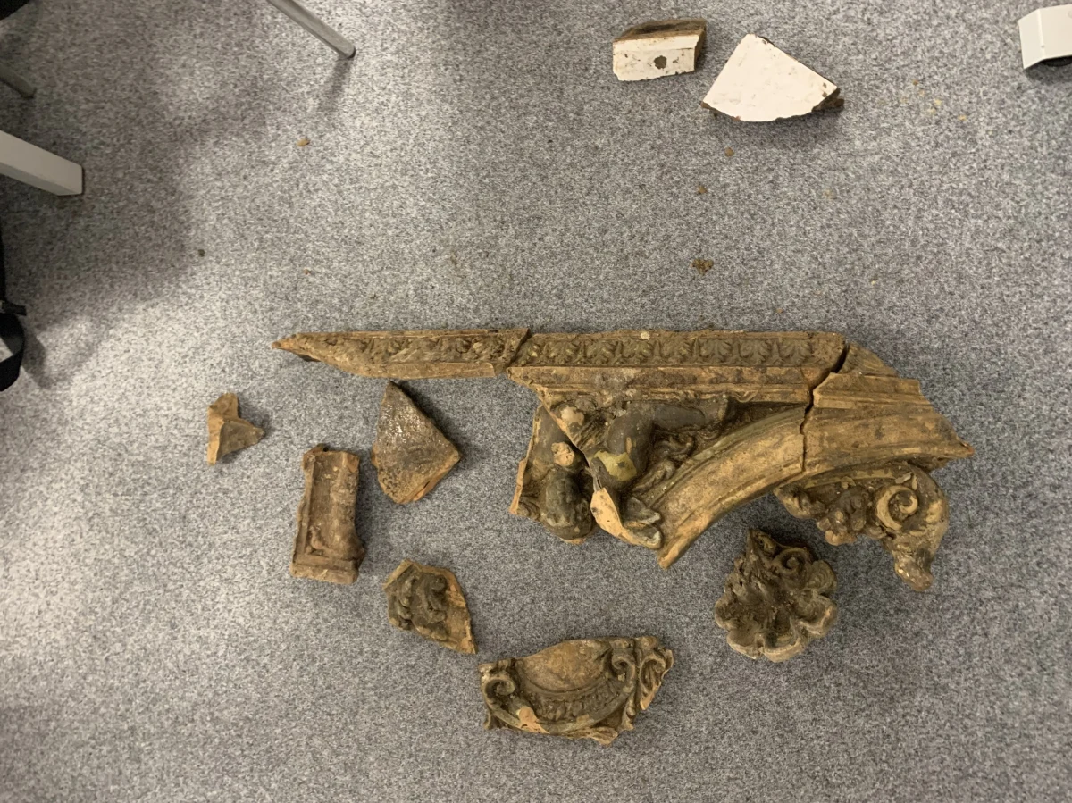 Podczas prac budowlanych na Dworcu Zachodnim odkopano najprawdopodobniej części pieca kaflowego, pochodzącego z XVIII wieku - poinformował w piątek w mediach społecznościowych mazowiecki wojewódzki konserwator zabytków. Roboty zostały wstrzymane. 