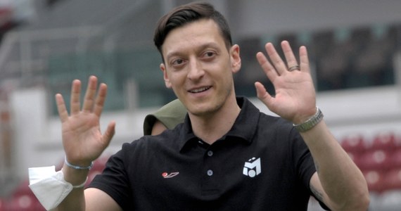 Były reprezentant Niemiec Mesut Özil ogłosił zakończenie kariery. Tureckie media donoszą, że poinformował swoich kolegów z Başakşehiru Stambuł, iż rozwiązał kontrakt i więcej w klubie nie zagra. Przez lata Özil zachwycał swoją grą kibiców Arsenalu czy Realu Madryt. Największym sukcesem urodzonego w Gelsenkirchen piłkarza jest mistrzostwo świata, które zdobył z reprezentacją Niemiec w 2014 roku. Ostatnio Özil miał spore problemy z kontuzjami.