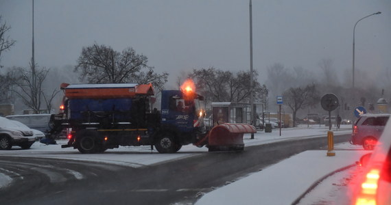 Padający gęsty śnieg spowodował utrudnienia w komunikacji miejskiej w Warszawie. Pomimo to, że z żywiołem walczy 170 pługopiaskarek, mogą wystąpić opóźnienia w kursowaniu autobusów i tramwajów. Również kierowcy muszą się zmierzyć z błotem pośniegowym zalegającym na jezdniach.