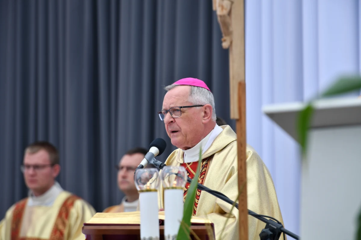 "Próbowałem wszystko racjonalizować, próbowałem w ten sposób reagować wobec samego siebie, że jestem w centrum Koszalina, mieszkam na pierwszym piętrze, wokoło nie ma żadnego niebezpieczeństwa, najmniejszego i właściwie czego ja się boję? Ten lęk jest nieokreślony, w tym jest cały problem" - mówił bp Edward Dajczak o ogłoszonej przez siebie kilka dni temu rezygnacji z funkcji biskupa diecezji koszalińsko-kołobrzeskiej w rozmowie Gość Krzysztofa Ziemca w RMF FM.