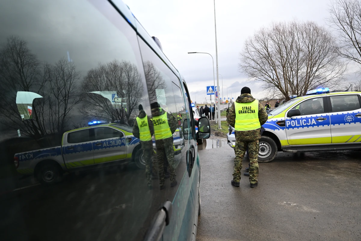 Przedstawiciele rolników, którzy protestowali w czwartek przed podkarpackimi przejściami granicznymi z Ukrainą w Medyce i Korczowej spotkali się w piątek w Rzeszowie z wojewodą podkarpackim Ewą Leniart. Przekazali jej petycję, w której domagają się m.in. kontroli sanitarnej zboża z Ukrainy.