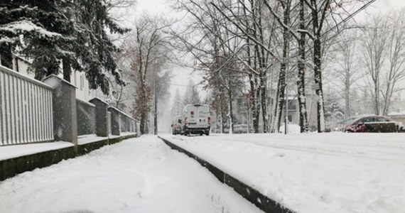 Około 40-centymetrowa różnica pomiędzy poziomem domów i posesji, a powierzchnią chodnika i jezdni - tak wygląda ulica Morgowa w Łodzi.