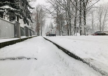 Chodnik na poziomie łydek. Absurdalna sytuacja w Łodzi