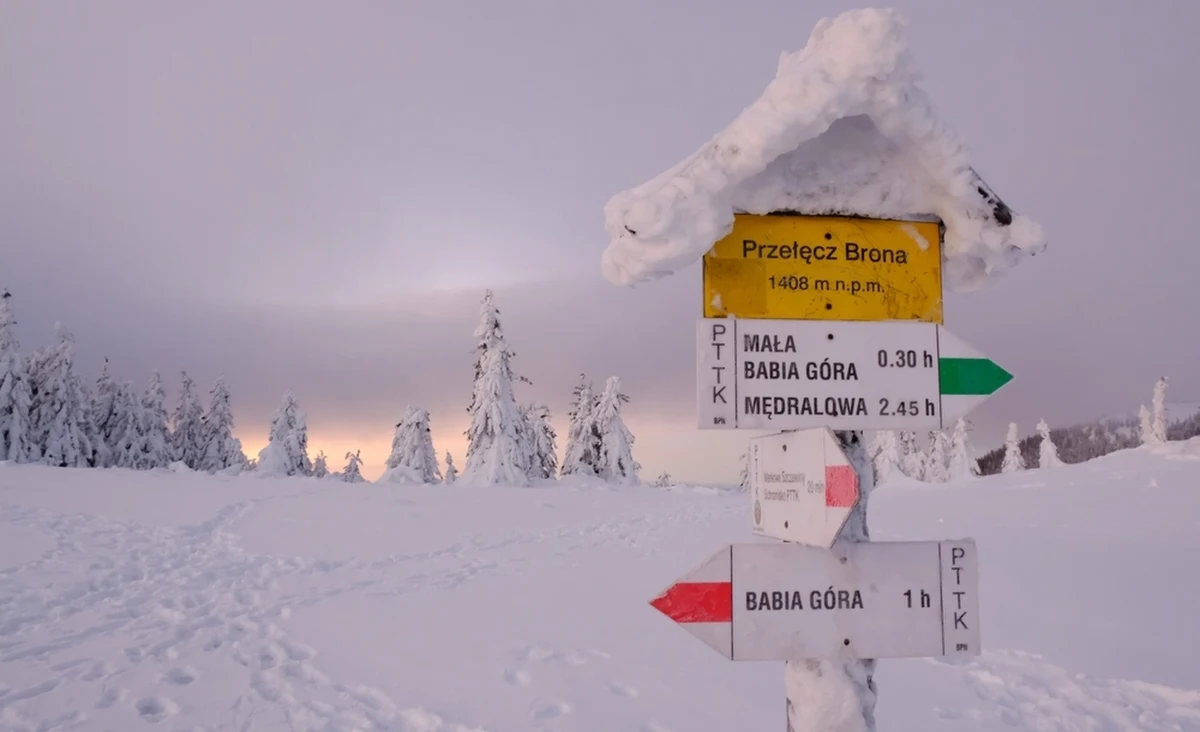 ​Intensywne opady śniegu i silny wiatr zwiększyły poziom zagrożenia lawinowego na Babiej Górze - podali w piątek wieczorem ratownicy Grupy Beskidzkiej GOPR, którzy wprowadzili tam trzeci stopień zagrożenia. Niebezpiecznie jest także w rejonie Pilska.