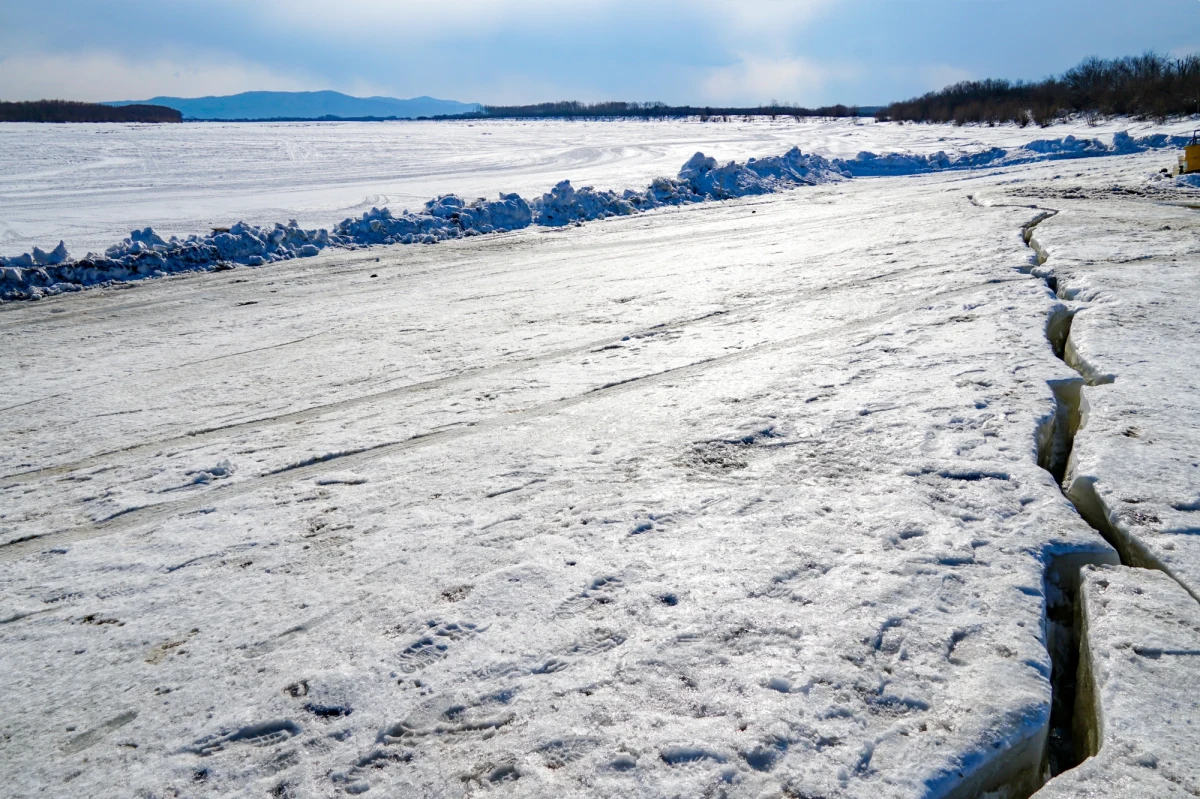 Lodowe trzęsienia ziemi to zdarzenia sejsmiczne spowodowane nagłym pękaniem zamarzniętej ziemi, gleby lub skały nasyconej wodą lub lodem. Jeśli pęknięcie jest wystarczająco duże, proces ten może powodować wibracje i grzmoty na powierzchni ziemi, a w konsekwencji nawet uszkadzać domy i łamać drzewa. Ice earthquake w ten weekend może nawiedzić Kanadę i północne stany USA - podaje portal nbcnews.com.