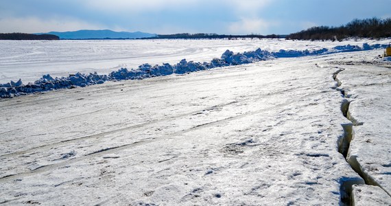 Lodowe trzęsienia ziemi to zdarzenia sejsmiczne spowodowane nagłym pękaniem zamarzniętej ziemi, gleby lub skały nasyconej wodą lub lodem. Jeśli pęknięcie jest wystarczająco duże, proces ten może powodować wibracje i grzmoty na powierzchni ziemi, a w konsekwencji nawet uszkadzać domy i łamać drzewa. Ice earthquake w ten weekend może nawiedzić Kanadę i północne stany USA - podaje portal nbcnews.com.