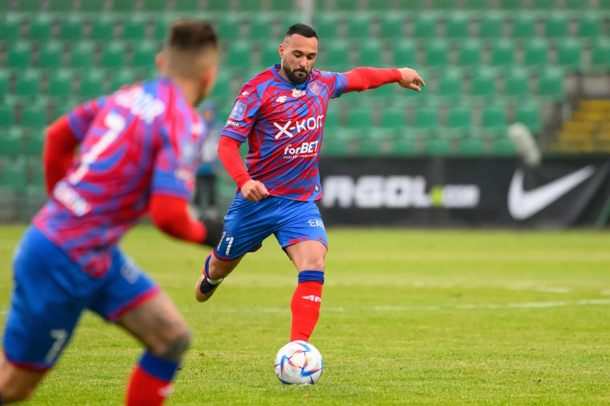 Na kibiców czekają dziś emocje w trzech ekstraklasowych meczach. O kolejne punkty powalczą lider i wicelider rozgrywek. Raków Częstochowa podejmie u siebie Piasta Gliwice. Legia Warszawa zagra na wyjeździe z Zagłębiem Lubin. Serię porażek w meczu z Lechią Gdańsk spróbuje przerwać Górnik Zabrze.