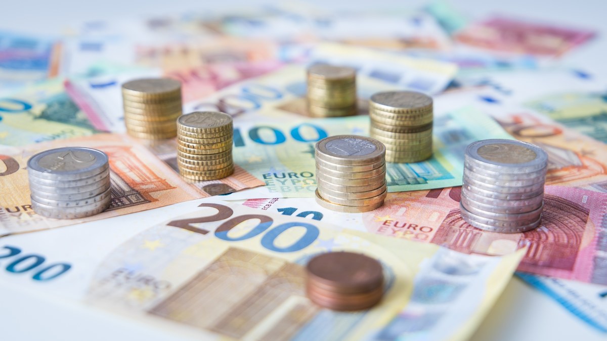 Ponad 38 proc. Polaków uważa, że Polska nie powinna się zgodzić na ograniczenie suwerenności w zamian za fundusze z Unii Europejskiej - wynika z sondażu przeprowadzonego przez Centrum Badań Marketingowych Indicator. Przeciwnego zdania jest 30,5 proc. badanych.