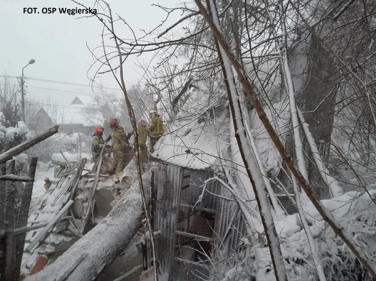 Tragiczny wypadek we wsi Cisiec w województwie śląskim. Na dom jednorodzinny przewróciło się drzewo. Zginęła kobieta, która przebywała w budynku.