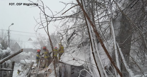 Tragiczny wypadek we wsi Cisiec w województwie śląskim. Na dom jednorodzinny przewróciło się drzewo. Zginęła kobieta, która przebywała w budynku.