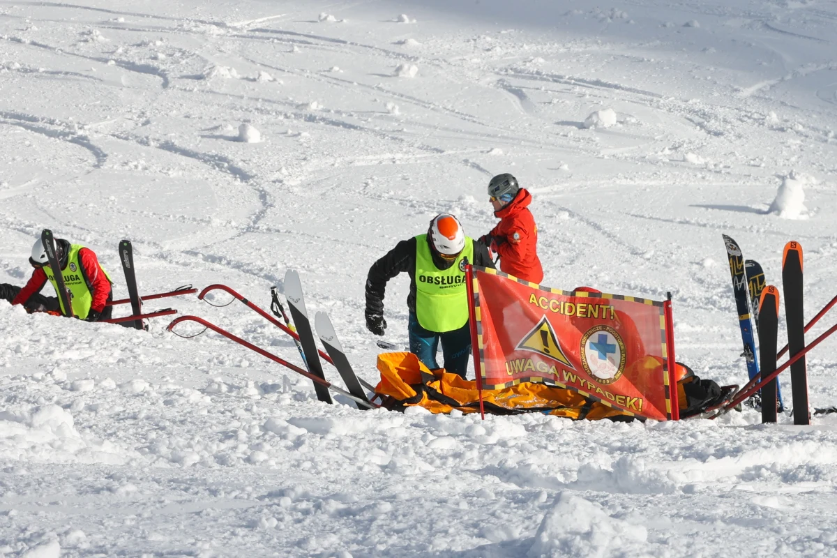 Czwarty stopień zagrożenia lawinowego, zamknięcie Tatr dla ruchu turystycznego, zamiecie i wiatr wiejący z prędkością 100 km/h. To nie zniechęciło narciarza, który postanowił zdobyć Kasprowy Wierch.