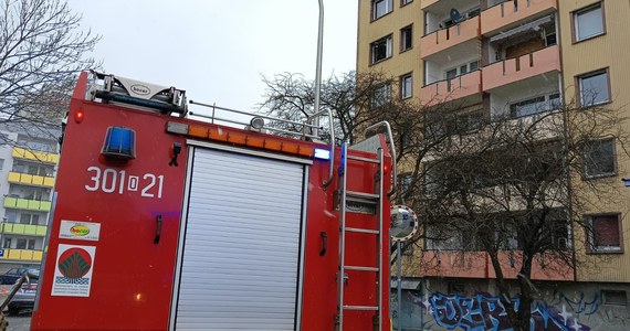 Straż pożarna w Opolu odebrała w sobotę zgłoszenie o wybuchu na 4 piętrze w bloku przy ulicy Grota-Roweckiego. Na miejsce wysłano 7 zastępów Państwowej Straży Pożarnej i OSP.