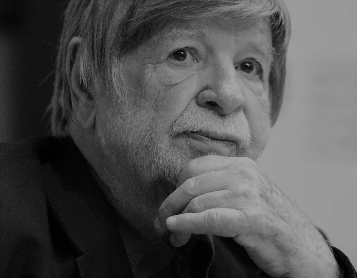 "Jego życiorys to ogromny kawał historii Żydów w Polsce" - tak zmarłego Szewacha Weissa wspomina dyrektorka Teatru Żydowskiego w Warszawie Gołda Tencer. "Czuł się i Żydem, i Izraelczykiem, i Polakiem, to było takie połączenie trzech różnych doświadczeń" - mówi o byłym ambasadorze Izraela w naszym kraju były prezydent Aleksander Kwaśniewski. "Odszedł przyjaciel Polski, ale też po prostu dobry i mądry człowiek, którego będzie nam bardzo brakowało" - podkreśla premier Mateusz Morawiecki. O śmierci byłego ambasadora Izraela w Polsce, przewodniczącego Knesetu poinformowano wczesnym popołudniem. Szewach Weiss zmarł w wieku 87 lat. 