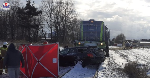40-letni mężczyzna zginął w zderzeniu samochodu osobowego z lokomotywą na niestrzeżonym przejeździe kolejowym w miejscowości Wincentów (woj. lubelskie); badane są przyczyny wypadku - poinformowała w sobotę policja.