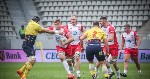 W swoim pierwszym meczu w Rugby Europe Championship reprezentacja Polski w rugby przegrała w Bukareszcie z Rumunią 27:67 (10:38). Drużyna prowadzona przez Christiana Hitta, debiutująca w tych rozgrywkach, odebrała twardą, ale cenną lekcję od finalistów tegorocznego Pucharu Świata. Trzeba jednak podkreślić, że szczególnie w drugiej pokazała, że w naszych szeregach nie brakuje utalentowanych graczy, którzy, kiedy nabiorą doświadczenia, będą mogli postawić się wyżej notowanym rywalom. 