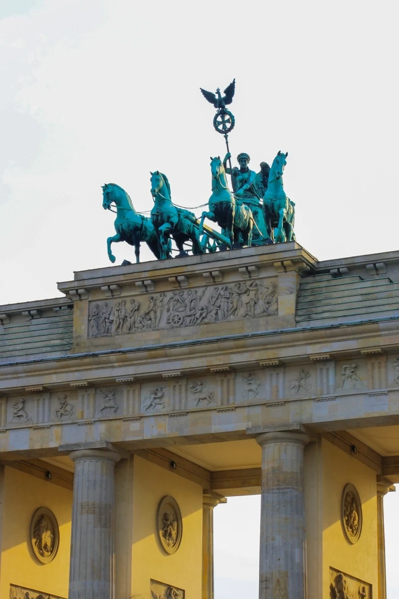 Dziennikarze "Daily Telegraph" ujawnili nazwisko agenta zatrzymanego przez niemieckie służby. To Carsten Linke, który mieszkańcom miasteczka Weilheim znany był jako trener młodych piłkarzy. Jego historia okazała się dużo mroczniejsza.