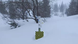 Lawiny zasypały Morskie Oko i wyłamały taflę jeziora. Siedem metrów śniegu