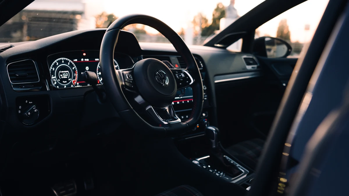 Po czternastu latach niemiecki VW Golf nie jest już najpopularniejszym samochodem w Europie - informuje belgijski dziennik „Het Laatste Nieuws” powołując się na dane agencji analitycznej Jato Dynamics. Nowym liderem został Peugeot 208, który wyprzedza Dacię Sandero.