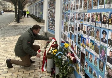Minister Błaszczak ukląkł przed flagą UPA? MON zaprzecza