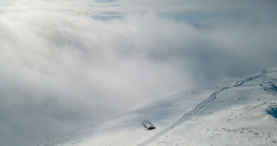 Z powodu ekstremalnie trudnych warunków pogodowych Słowacy zamknęli ośrodki narciarskie w Tatrach oraz w Małej i Wielkiej Fatrze. Szusowanie uniemożliwiają silne porywy wiatru, a także czwarty stopień zagrożenia lawinowego. 