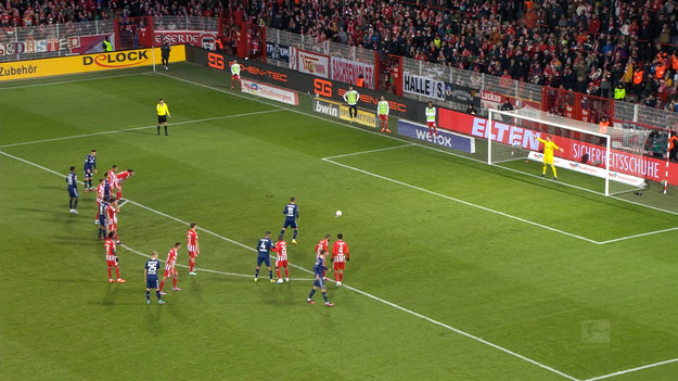 Union Berlin nowym liderem Bundesligi. Union Berlin awansował na pierwsze miejsce w tabeli Bundesligi. W sobotę pokonał w 19. kolejce FSV Mainz 2-1. W niedzielę szansę na powrót na pierwsze miejsce będzie miał Bayern Monachium, który zagra na wyjeździe z VfL Wolfsburg.
Union w tym roku jest nie do zatrzymania. Klub ze stolicy Niemiec wygrał już czwarty mecz w lidze. Tym razem okazał się lepszy od ekipy z Moguncji. Zwycięstwo gospodarze zapewnili sobie w 84. minucie, kiedy do siatki trafił Jordan Siebatcheu.
