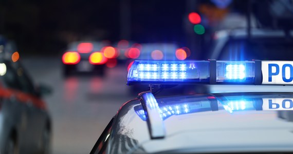 24-letni kierowca nie zatrzymał się do kontroli i potrącił policjanta. Jak ustaliło RMF FM, do zdarzenia doszło w nocy z soboty na niedzielę w Ostrołęce. Jak się okazało, kierowca był pod wpływem alkoholu. Funkcjonariusz trafił do szpitala.