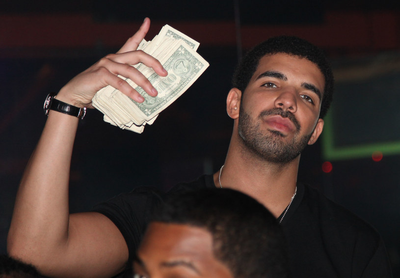 Drake ponownie udowodnił, że jeśli chodzi o bicie rekordów popularności na platformach streamingowych nie ma sobie równych. Kanadyjski raper stał się pierwszym artystą, który na Spotify zanotował 75 miliardów odtworzeń swoich utworów i piosenek ze swoim gościnnym udziałem. Swój sukces Kanadyjczyk skomentował stwierdzeniem, że takie osiągnięcia powinny być nagradzane finansowym bonusem.