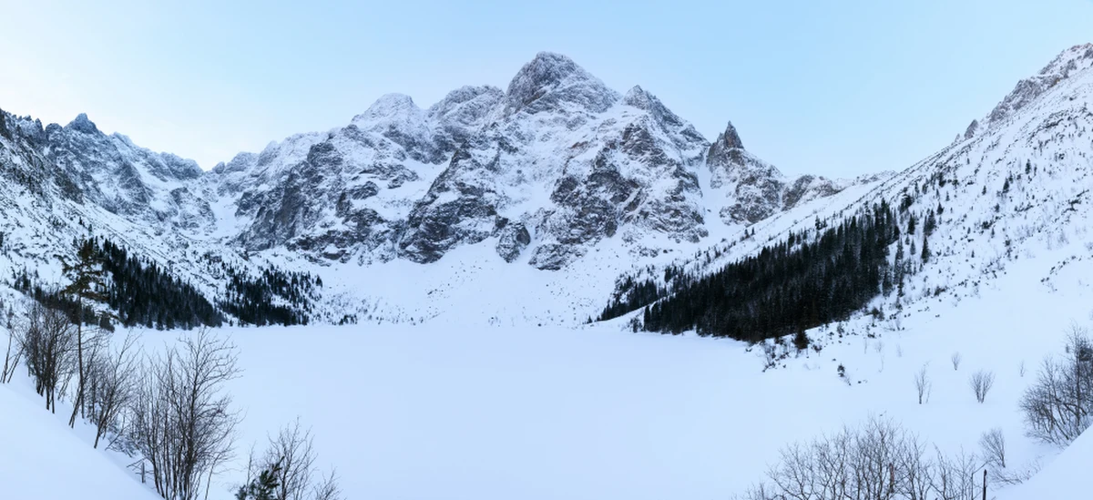 Na drogę do Morskiego Oka pomiędzy Włosienicą a schroniskiem, ze Żlebu Żandarmerii zeszła kolejna potężna lawina śnieżna wyłamując las. Zwały śniegu całkowicie zasypały popularny szlak nad tatrzańskie jezioro - przekazał leśniczy znad Morskiego Oka Grzegorz Bryniarski.