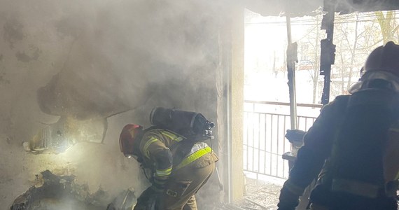 Trzy osoby zostały poszkodowane w pożarze domu wielorodzinnego przy ul. Krzyżowej w Katowicach. Z budynku ewakuowano 25 lokatorów. Ogień został już ugaszony.