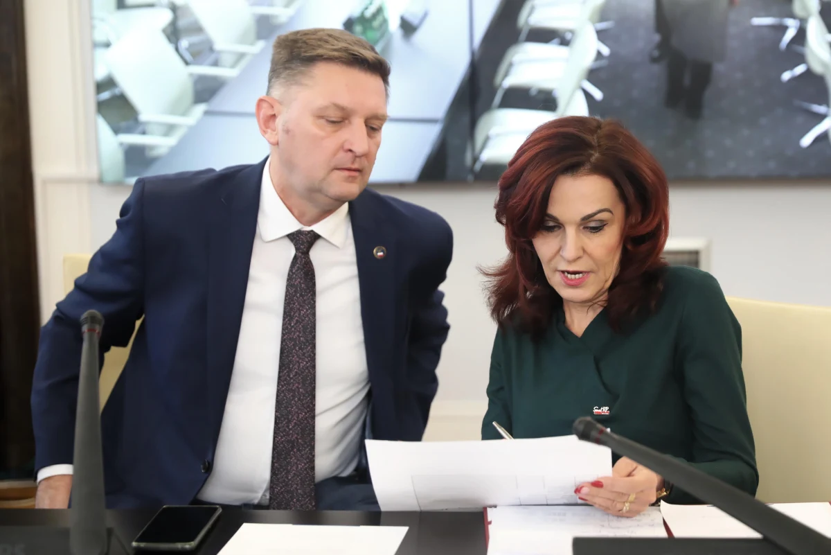 Rada Naczelna Polskiej Partii Socjalistycznej wycofała w niedzielę zgodę na posługiwanie się nazwą, znakami, symbolami oraz skrótami Polskiej Partii Socjalistycznej dotychczasowemu Kołu Parlamentarnemu PPS - wynika z przekazanej PAP uchwały.