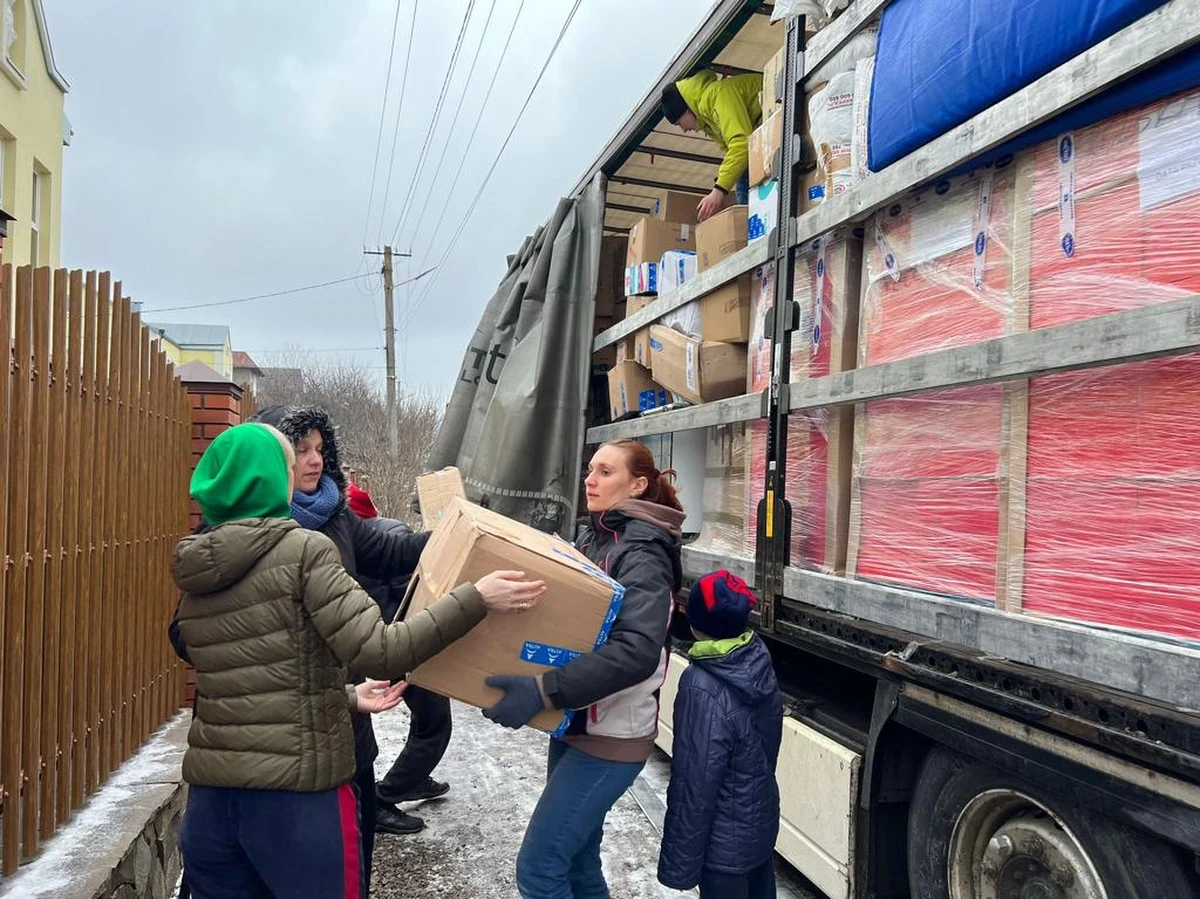 "Widzimy zmęczonych niepewnością, ale niepoddających się ludzi, bardzo wdzięcznych za naszą pomoc" – relacjonuje Magdalena Rochnowska z Instytutu Bezpieczeństwa i Rozwoju Międzynarodowego. Fundacja dostarcza właśnie kolejną partię darów zebranych w ramach wspólnej z RMF FM akcji "Pomożemy Wam przetrwać tę zimę". M.in. dzięki Waszemu wsparciu - dary trafiły do mieszkańców Dniepra i dotrą też w okolice Charkowa – do miejsc, w których rosyjska artyleria zasiała największe spustoszenie. 