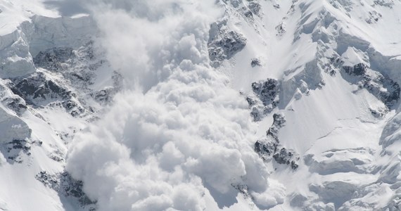 Ciała pięciu ofiar lawin odnaleziono w Tyrolu w południowo-zachodniej Austrii. W ciągu weekendu zginęło już łącznie ośmiu miłośników zimowych sportów, którzy często lekceważą komunikaty władz na temat zagrożenia - podała agencja AFP.