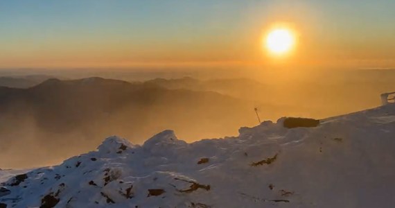 Przy porywistym wietrze wiejącym z prędkością ponad 200 km/h czujniki meteorologiczne wskazały, że temperatura odczuwalna spadła na szczycie góry poniżej minus 77 stopni Celsjusza. Niższej temperatury dotąd w Stanach Zjednoczonych nie stwierdzono.