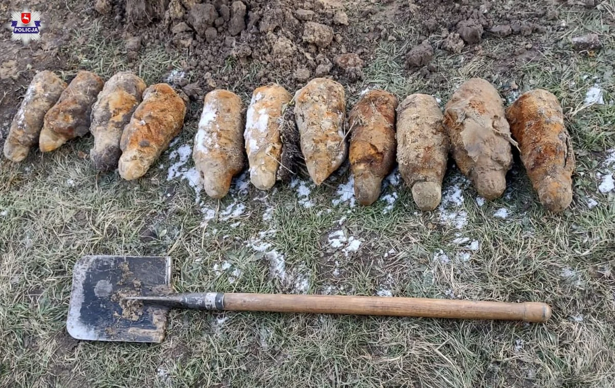 Niewybuchy znaleziono podczas prac ziemnych prowadzonych w Lebiedziewie na Lubelszczyźnie. Saperzy zabezpieczyli łącznie 11 pocisków artyleryjskich.